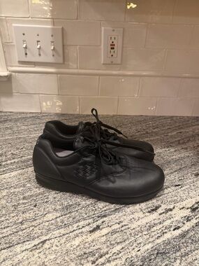 Women’s SAS Black Leather Freetime Walking Shoes Size 10.5N